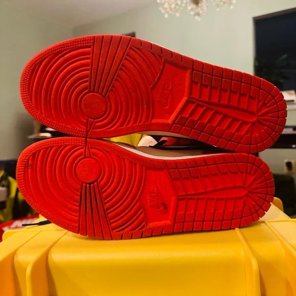 Air Jordon 1 Mids SE - Picture 6 of 8